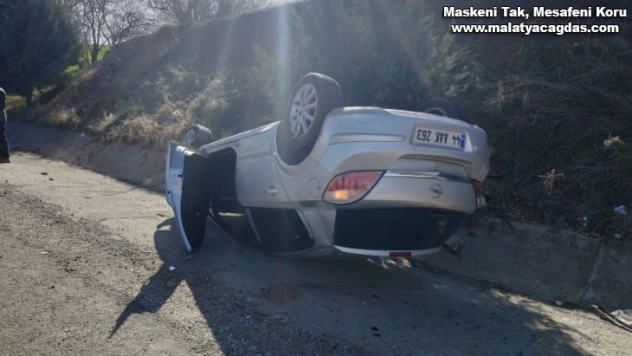 Otomobil takla attı sürücüsü yara almadan kurtuldu