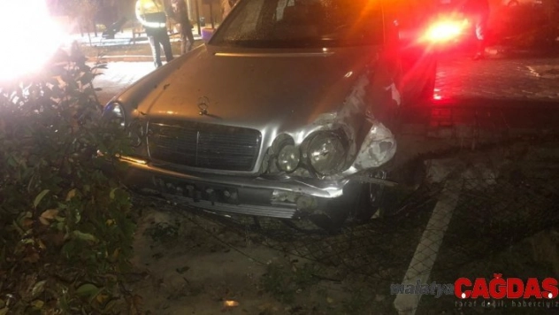 Otomobil tel çitleri yıkıp bahçeye girdi