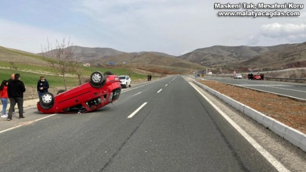 Otomobil ters döndü, sürücü yara almadan kurtuldu