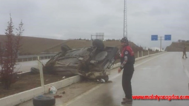 Otomobil ters döndü, sürücü yara almadan kurtuldu