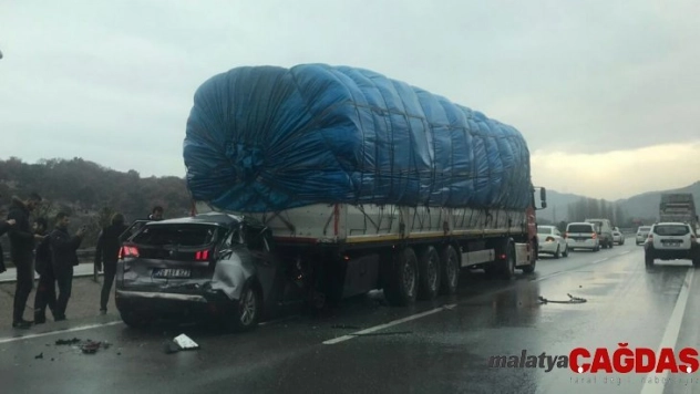 Otomobil tıra arkadan çarptı: 1 yaralı