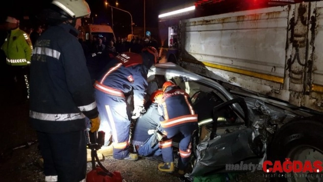 Otomobil tıra ok gibi saplandı: 1 ölü