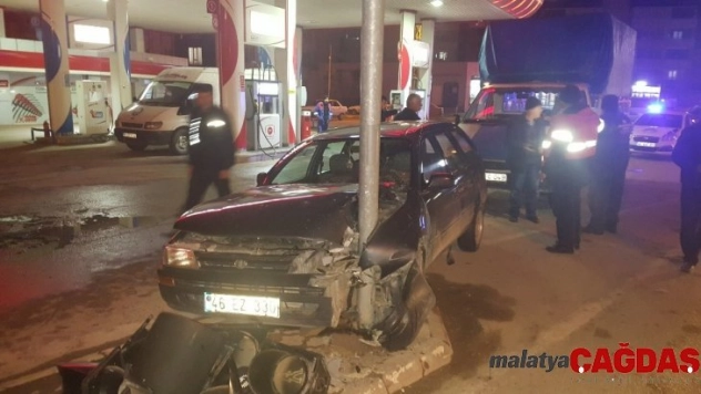 Otomobil trafik lambasına çarptı