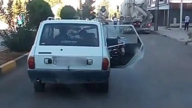 Otomobil trafikte kapısı açık ilerledi