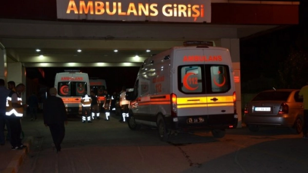 Otomobil traktöre çarptı: 3 ölü, 4 yaralı