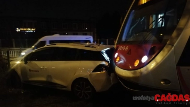 Otomobil tramvay yoluna girdi: 1 yaralı