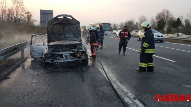 Otomobil yandı otoyol trafiğe kapandı