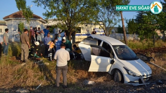 Otomobil yük trenine çarptı: 2 ağır yaralı