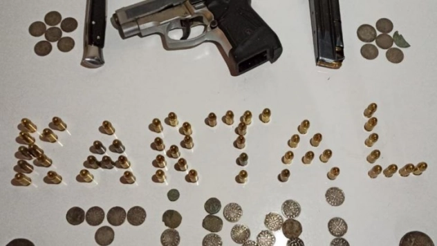 Otomobilden 46 adet sikke çıktı