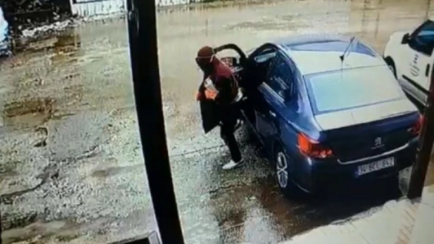 Otomobilden 82 bin lira çalan iki zanlı tutuklandı