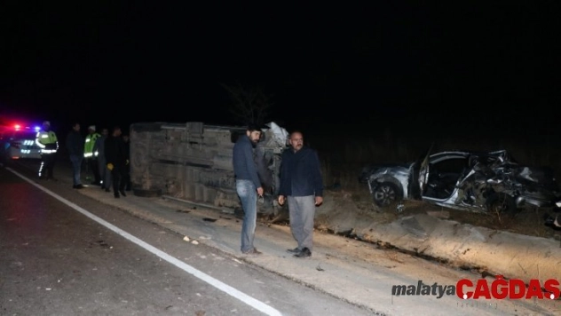 Otomobile çarpan işçi servisi devrildi: 16 yaralı