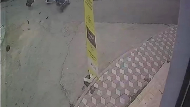 Otomobile çarpan motosiklet sürücüsü yere savruldu