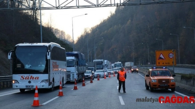 Otomobile çarpan tır TEM Otoyolu'nu kapattı: 2 yaralı