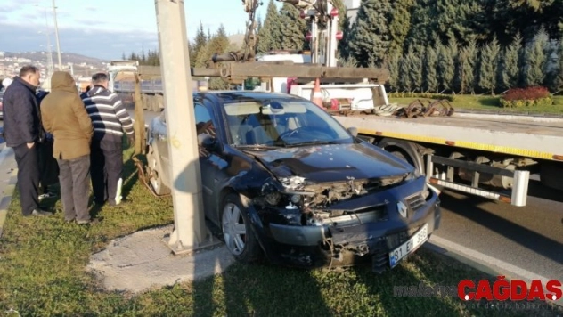 Otomobile çarpıp refüje çıktı: 1 yaralı