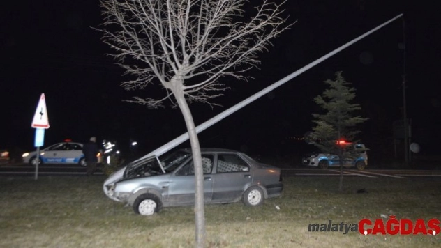 Otomobili ile direğe çarpan sürücü yaralandı