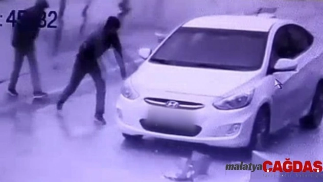 Otomobilin  camını taşla kırıp, böyle soydular