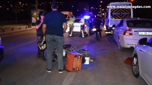 Otomobilin açılan kapısına çarpan motokurye yaralandı