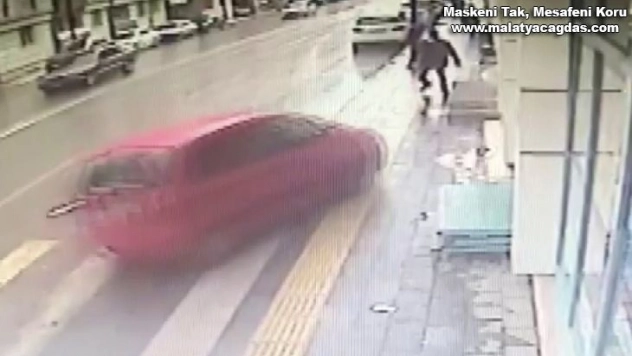 Otomobilin altında kalmaktan son anda kurtuldular