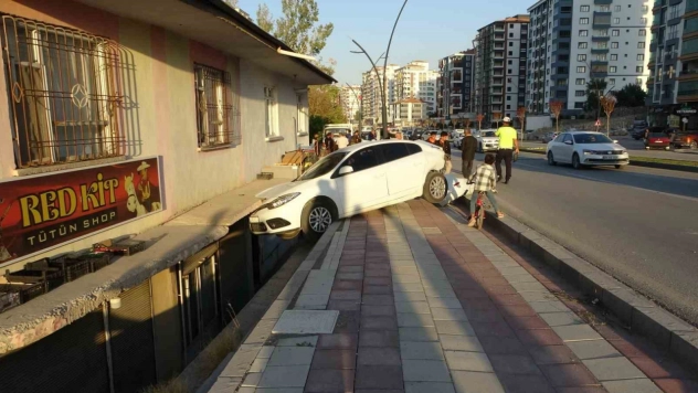 Korku Dolu Anlar! Malatya'da Araç Balkon'a Girdi, 3 Yaralı
