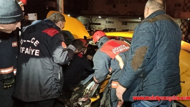 Otomobilin çarptığı ticari taksi, elektrik direğine çarparak durabildi