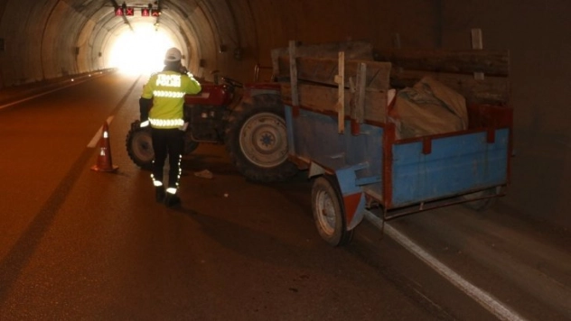Otomobilin çarptığı traktörden düşen yolcu ve sürücü yaralandı