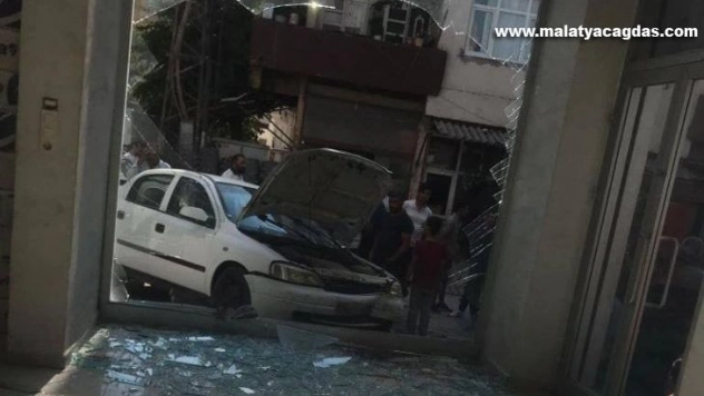 Otomobilin işyerine dalma anı kamerada