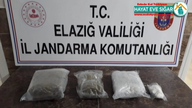 Otomobilin kapısından uyuşturucu çıktı