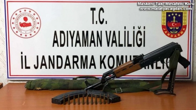 Otomobilin kaputunda kaleşnikof silah ele geçirildi