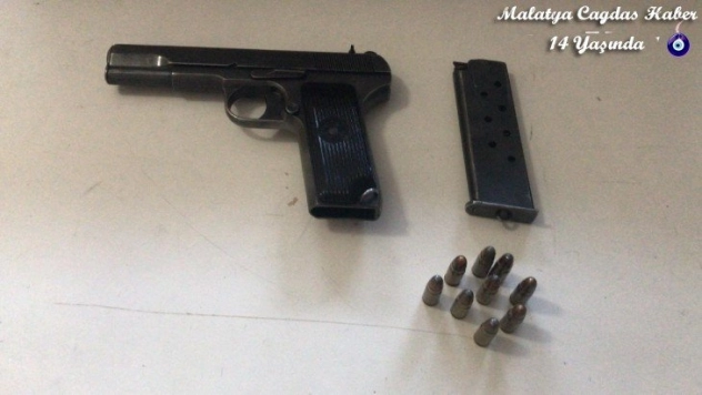 Otomobilin koltuğuna gizlenen tabanca ele geçirildi