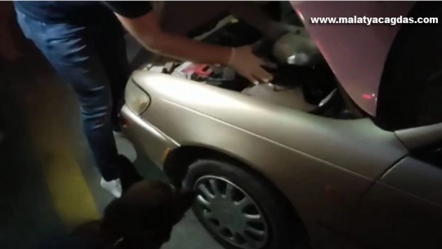 Otomobilin motor bölümünden esrar çıktı