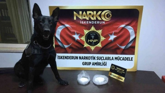 Otomobilin motorundan uyuşturucu çıktı