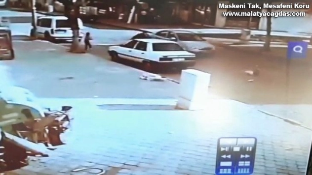 Otomobilin önüne fırlayan çocuk metrelerce sürüklendi