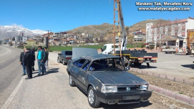 Otomobilin üzerine çatı düştü: 2 yaralı