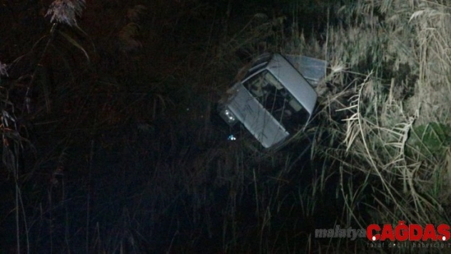 Otomobiliyle dereye uçan alkollü sürücü polise zor anlar yaşattı