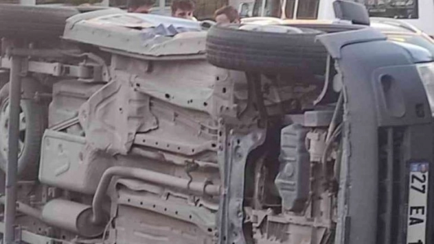 Otomobille çarpışan araç takla attı