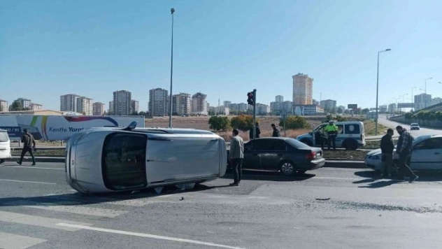 Otomobille çarpışan hafif ticari araç yan yattı: 1 yaralı