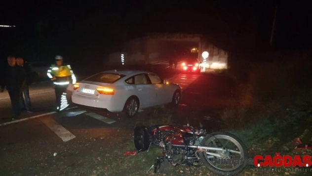 Otomobille çarpışan motosiklet sürücüsü hayatını kaybetti