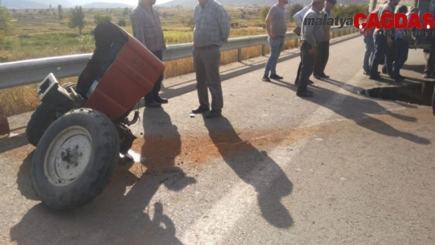 Otomobille çarpışan traktör ikiye bölündü
