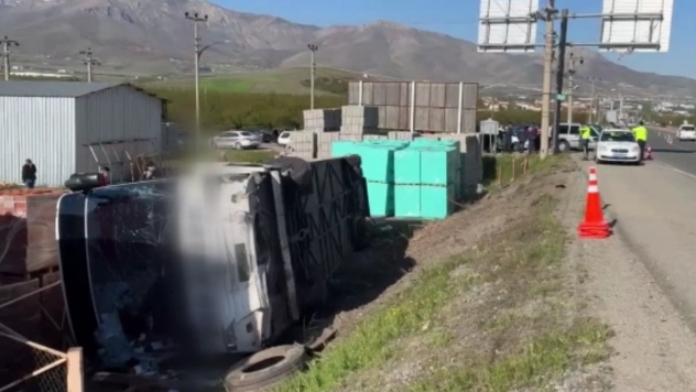 Otomobille çarpışarak devrilen otobüsteki 15 kişi yaralandı