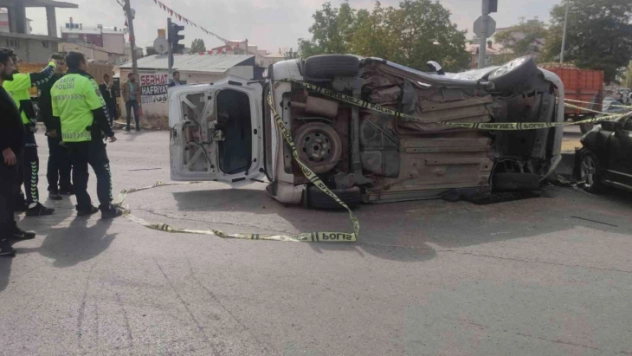 Otomobille kamyonet çarpıştı: 8 yaralı