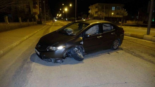 Otomobille köpeğe çarpmamak için refüje çarptı