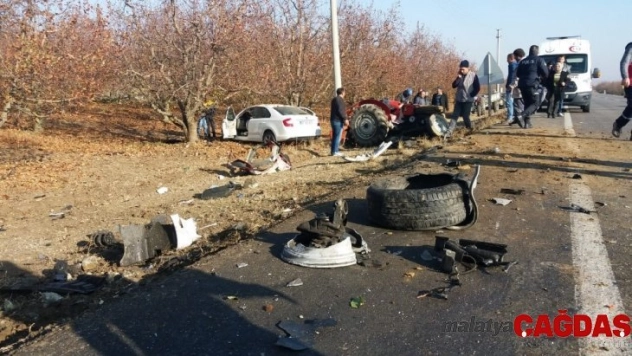 Otomobille traktör kafa kafaya çarpıştı: 1'i ağır 2 yaralı
