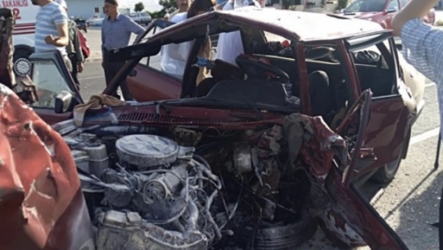 Otomobiller çarpıştı 2 ölü, 5 yaralı