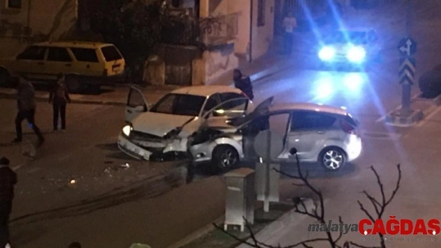 Otomobiller çarpıştı: 2 yaralı