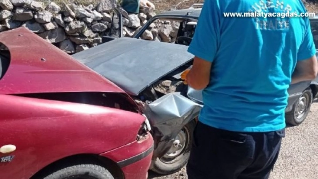 Otomobiller çarpıştı: 6 yaralı