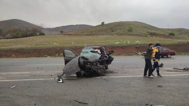 Otomobiller kafa kafaya çarpıştı: 2 ölü, 2 yaralı