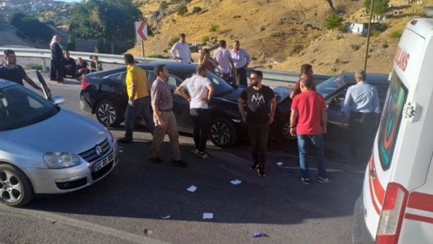 Otomobiller kafa kafaya çarpıştı: 1 yaralı