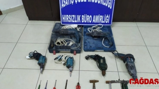 Otomobillerden malzeme çalan 3 kişi yakalandı