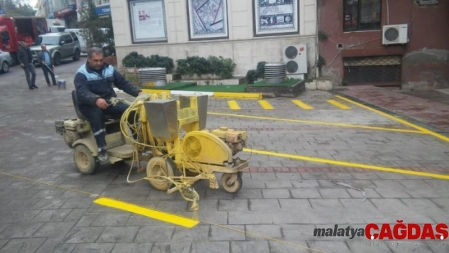 Otopark alanlarında çizgi çalışması yapılıyor