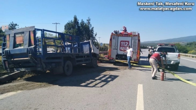 Otoyolda devrilen kamyonun sürücüsü hayatını kaybetti